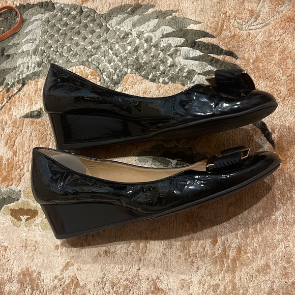 Salvatore Ferragamo Black Patent Leather Bow Wedges size 8.5 A - Picture 6 of 10